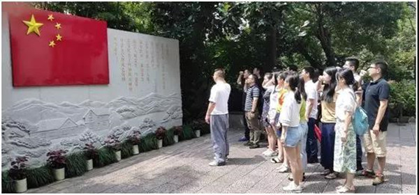 公司經(jīng)營(yíng)管理部黨支部與益光國(guó)際黨支部聯(lián)合支部共同開展“不忘初心、牢記使命”主題教育活動(dòng)